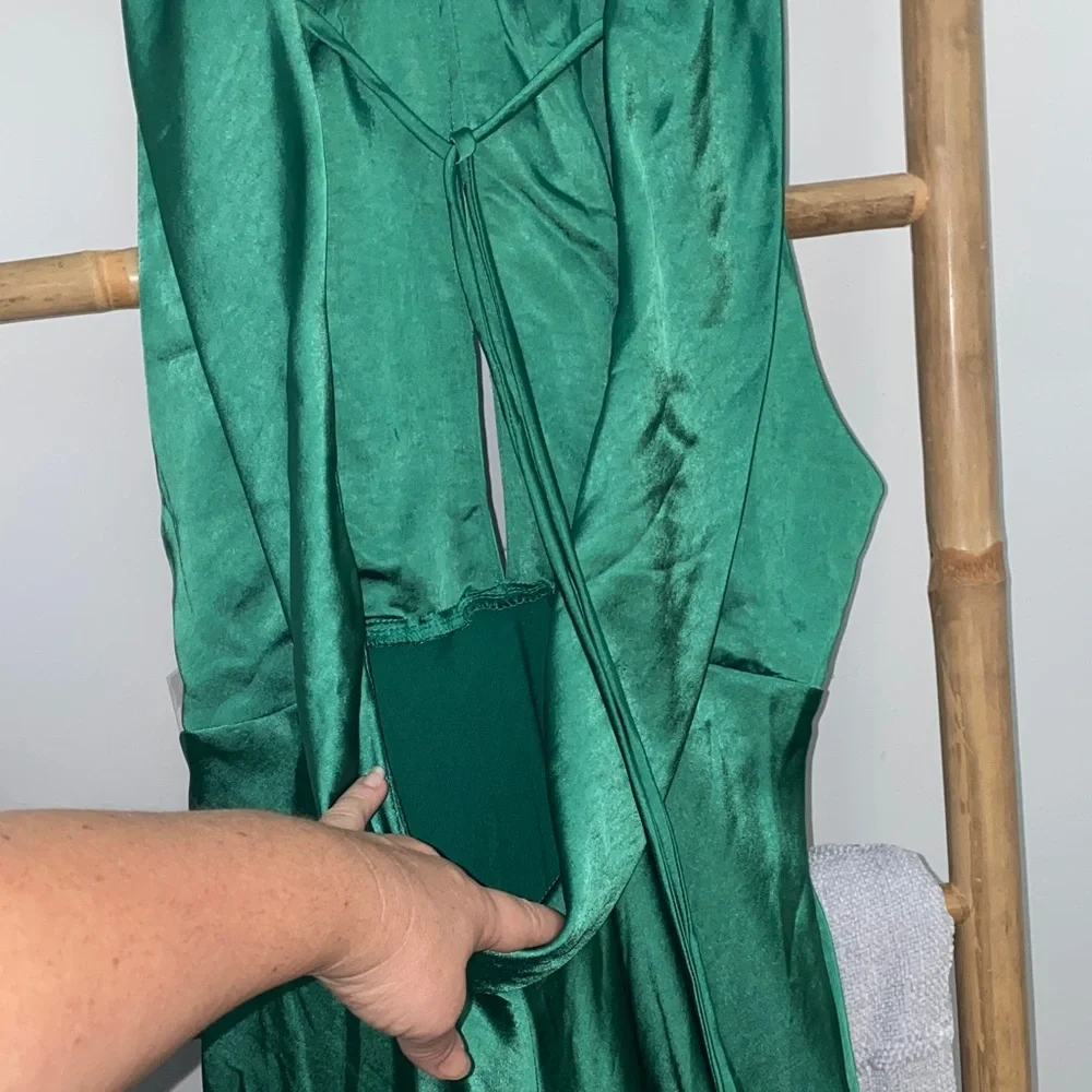 Elegant Green Sleeveless Dress - Picture 6 of 8